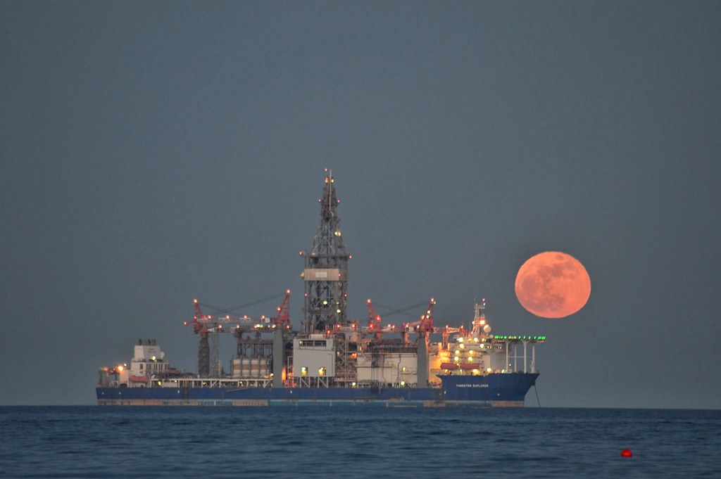 La Luna captada desde la Bahía de Larnaca, Chipre