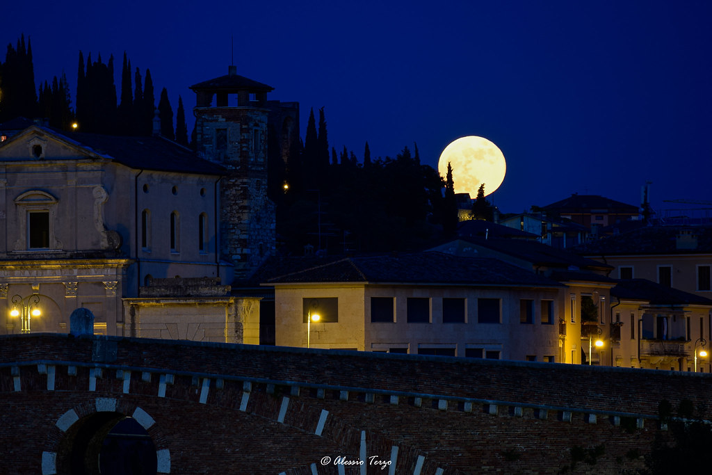 La Luna fotografiada desde Verona, Italia