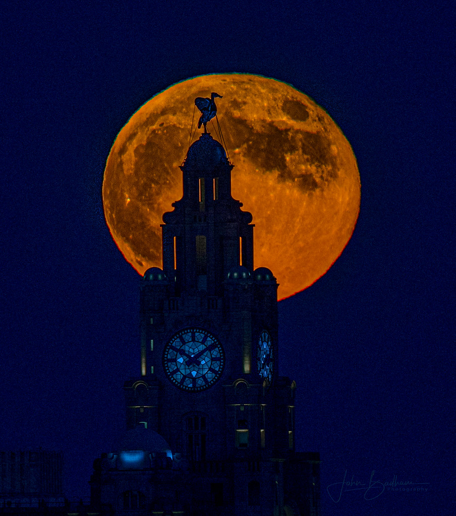 La Luna llena fotografiada desde Liverpool, Inglaterra