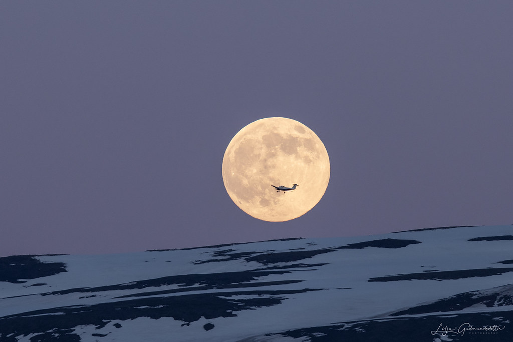 La Luna llena y un avión captados desde Snæfelsjökull, Islandia