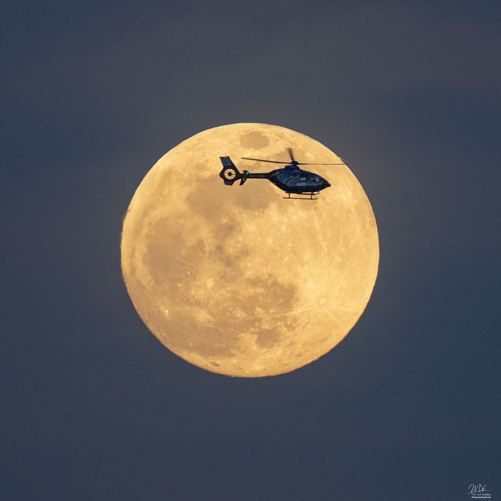 La Luna y un helicóptero captados desde Melbourne, Florida