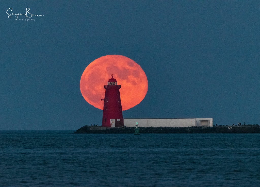 La salida de la Luna fotografiada desde Dollymount, Irlanda
