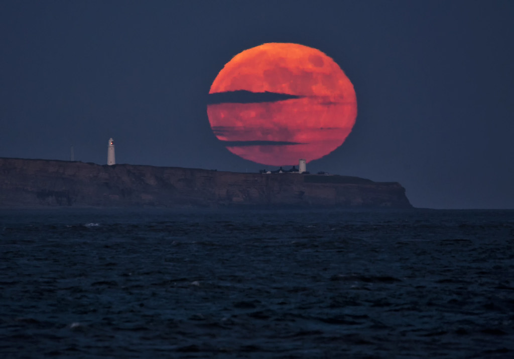 La salida de la Luna fotografiada desde St Donats, Gales