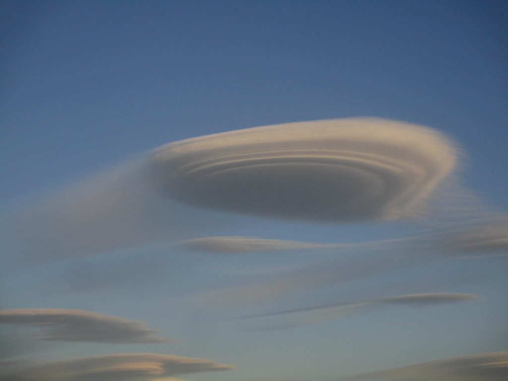 Nubes lenticulares captadas sobre el Valle Owens en California