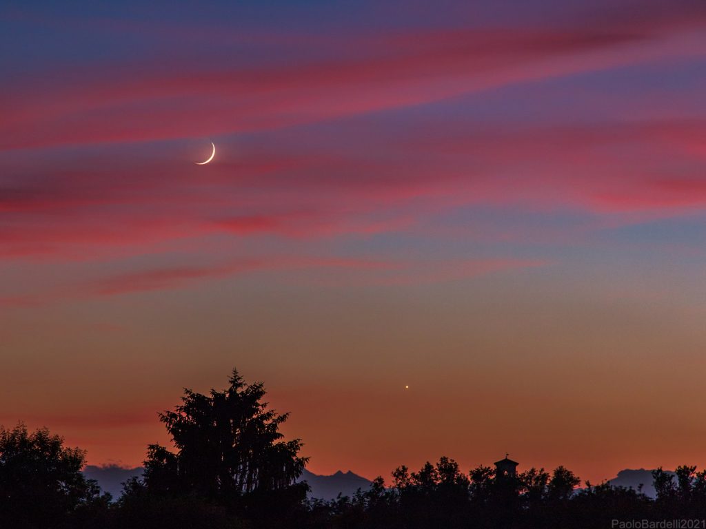 La Luna creciente fotografiada desde Sumirago, Italia