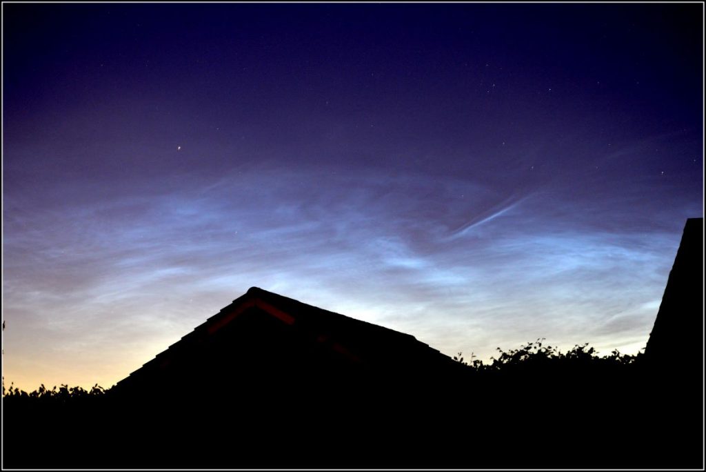 Nubes noctilucentes captadas sobre Hale, Inglaterra