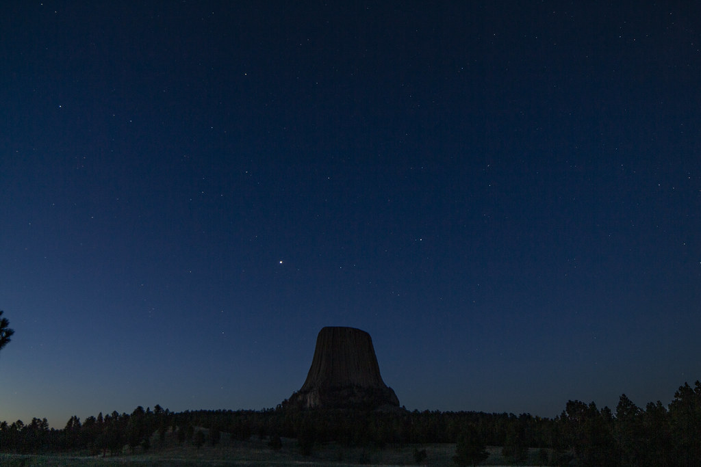 Júpiter y Saturno captados sobre la Torre del Diablo (Wyoming)