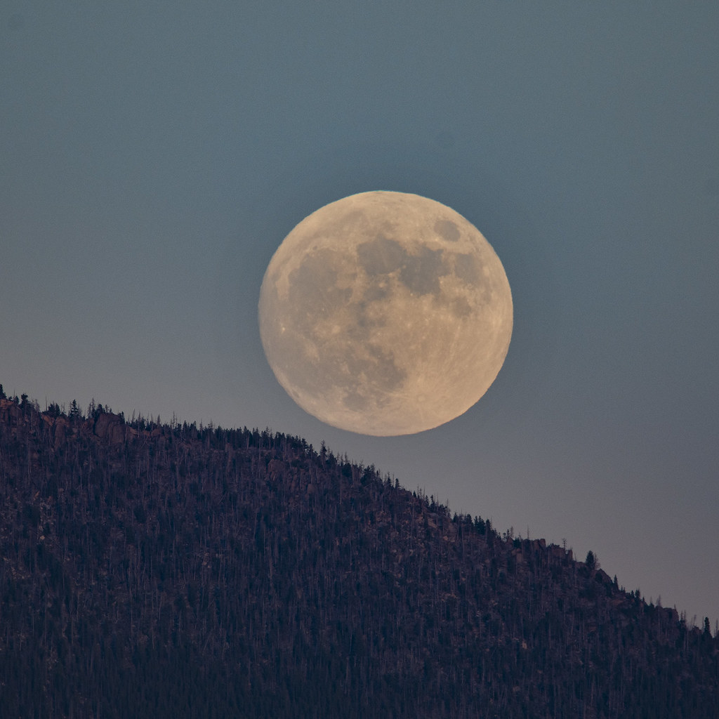 La Luna captada sobre el monte Shasta (California)