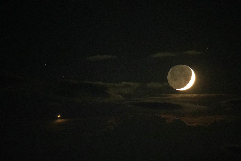 Foto de la conjunción de la Luna y Venus tomada desde Galaxidi, Grecia