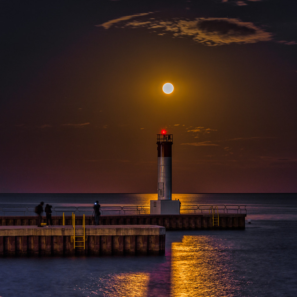 La Luna captada sobre el Lago Ontario, Canadá