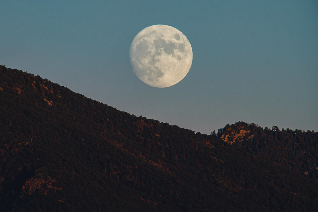 La Luna captada sobre las Montañas Sangre de Cristo en Nuevo México