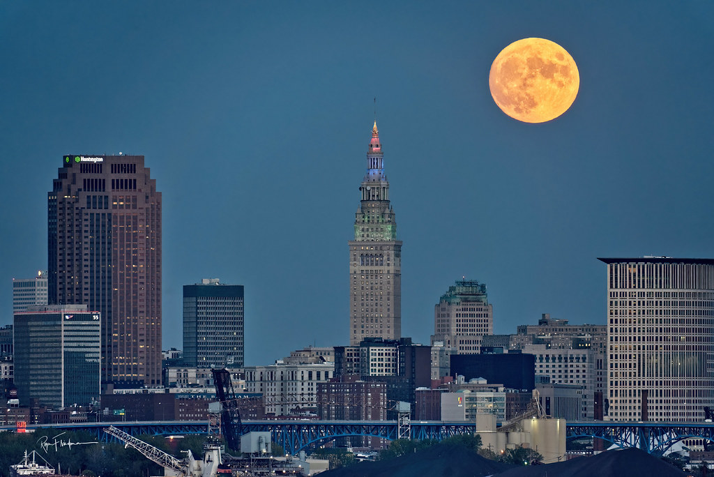 La Luna llena fotografiada sobre Cleveland, Ohio
