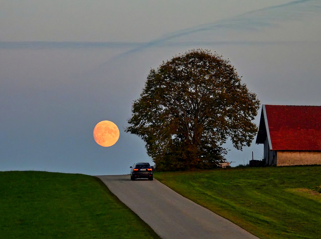 La salida de la Luna captada desde Degerndorf, Alemania