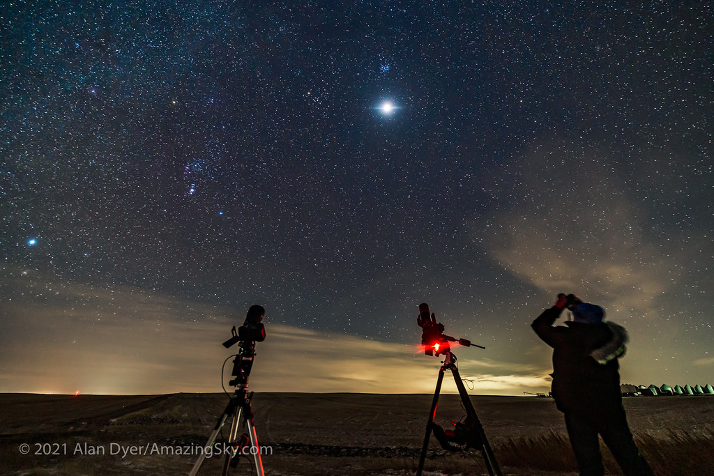 Foto de la Luna y las constelaciones de Orión y Tauro