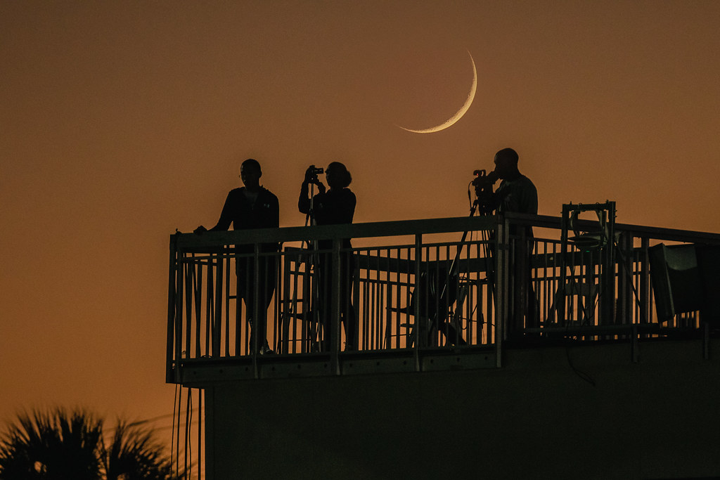 La Luna creciente fotografiada desde Miami, Florida