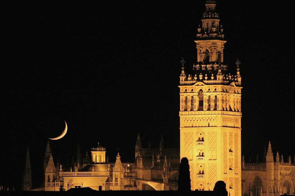 La puesta de la Luna fotografiada desde Sevilla, España