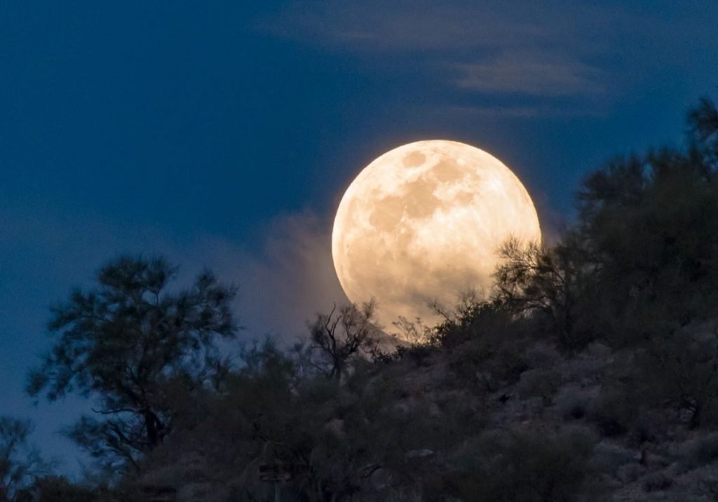 Esta noche se podrá observar la «Superluna de Fresa»
